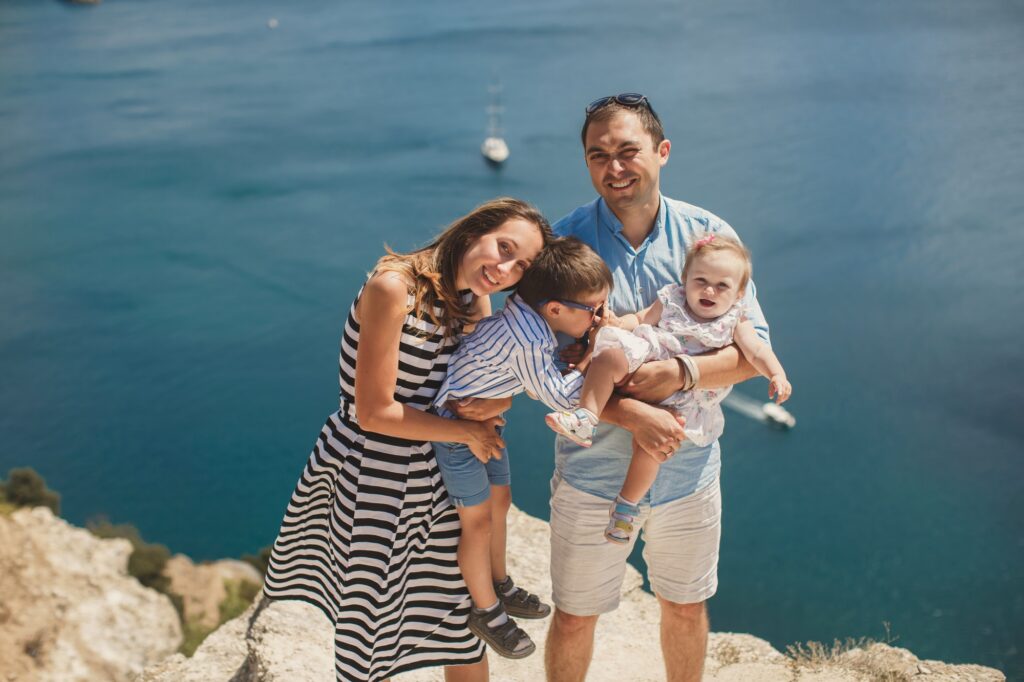 Familia disfrutando de viajes a medida en un destino costero con vistas al mar