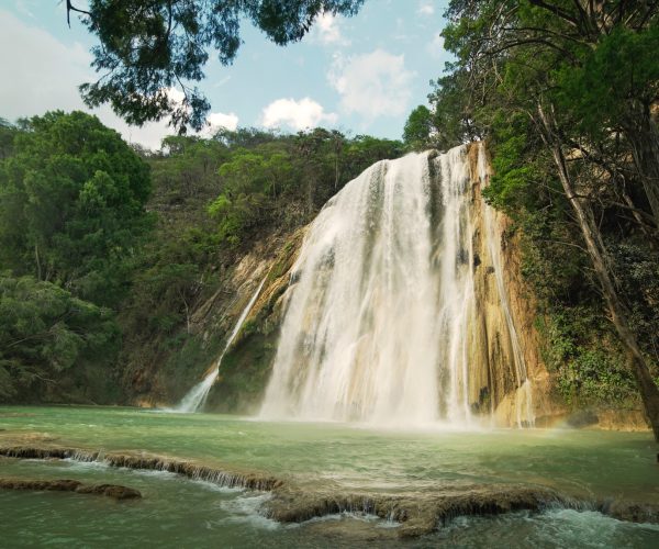 Cascada tropical en destino natural incluido en la organización de viajes para grupos
