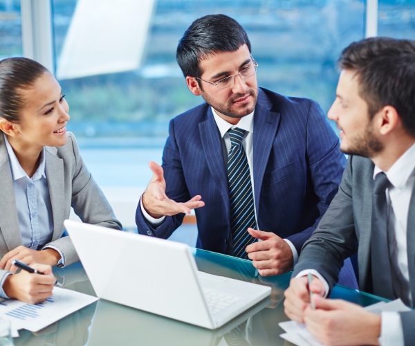 Reunión de profesionales para planificar la organización de eventos empresariales a medida