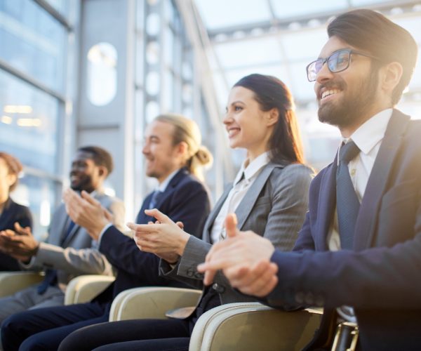 Profesionales satisfechos durante la organización de eventos empresariales personalizados