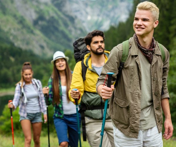Grupo de amigos disfrutando de senderismo en la montaña con organización de viajes para grupos