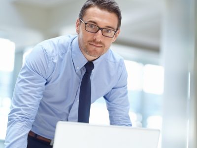 Professionalism is his trademark Hombre con traje experto en organización de viajes para grupos y empresas